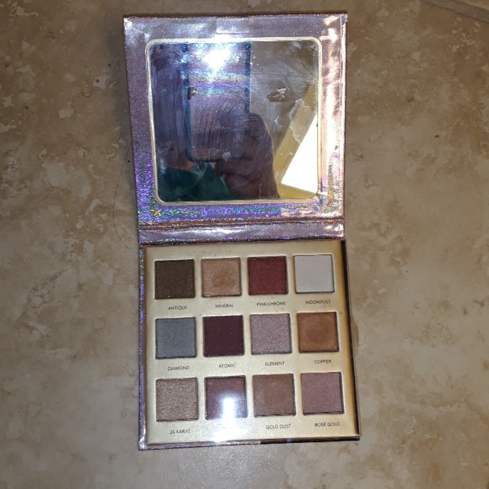 Nicole Miller Crushed Metal Eyeshadow Palette